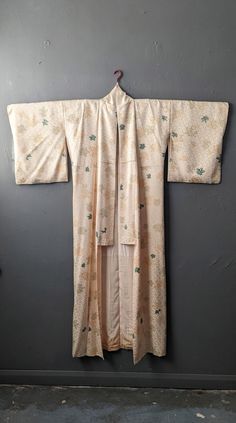 Gorgeous Showa Era vintage Japanese komon kimono in a cream yellow colour with large maple leaves in golden yellow and two shades of green. Komon kimonos were meant to be worn for trips outside the home, whether it be shopping or visiting friends, so their patterns tend be smaller and a bit more lowkey, but still beautiful. You could think of it as the Japanese equivalent of a pretty day dress. This particular silk kimono has a falling maple leaves pattern woven into the fabric, as well as the larger printed leaves over the top, and has the distinctive dip dye ombre effect on the inner silk lining that marks it as being from the 70s (late Showa Era). This pattern is meant to be worn in late Summer to herald the coming Autumn. Garment Measurements; Chest/waist/hips= 44 inches (112 cm) Lengt Long White Vintage Kimono, White Long Vintage Kimono, Seiden Kimono, Falling Maple Leaves, Kimono Japanese, Showa Era, Kimono Vintage, Nape Of Neck, Yellow Colour