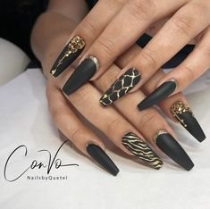 Black And Gold Nails Design, Gold Nails Design, Black And Gold Nails, Oval Acrylic Nails, Gold Chrome Nails, Unghie Sfumate, Long Stiletto Nails, Chrome Nails Designs