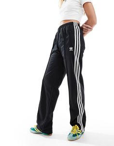 Joggingbroek van adidas Originals Het uniform van vandaag Tailleband met trekkoord aan de binnenkant Zijzakken met ritssluiting adidas-logo Ruimvallende snit Adidas Branding, Floral Dress Formal, Formal Dress Shops, Adidas Brand, Adidas Track Pants, Adidas Track, Wide Jeans, White Trainers, Maxi Dress Trend