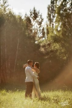 Romantic Outdoor Photoshoot, Grass Field Photoshoot Couples, Cottagecore Couples Photoshoot, Fields Engagement Photos, Canyon Couple Photoshoot, Romantic Outdoor Engagement Photos, Engagement Photos Ideas Nature, Self Done Engagement Photos, Outdoor Field Engagement Pictures