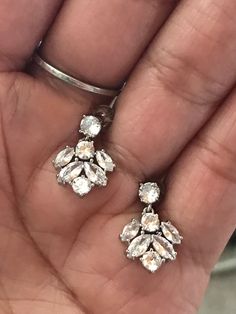 ✨AAA Cubic Zirconia Stones for spectacular sparkle ✨Rhodium plated ✨Measurements approximate: L17mm, W12mm 🍁Canada: FREE SHIP - Standard Mail - No Tracking - Estimated 7 - 10 business days  ✈️USA Friends: Tracked Packet - Estimated 5 - 13 business days  ✈️International Friends: Air Packet - No Tracking - Estimate 7 - 14 business days Wedding Jewelry Earrings, Cz Earrings, Floral Vintage, Dainty Earrings, Leaf Earrings, Wedding Earrings, Bridal Earrings, Vintage Stil, Rhodium Plated