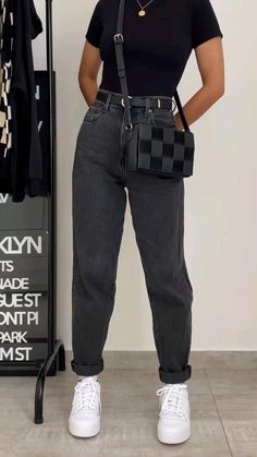 Black Jeans Outfit Casual, Pantalones Boyfriend, Black Fall Outfits, Outfits Con Jeans, Black Jeans Outfit, Jeans Outfit Casual, Casual School Outfits, Women's Casual Style, Casual Summer Outfit