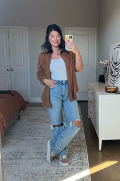 High Rise 90s Jeans Outfit, Long Baggy Jeans Outfit, Young Mom Outfits Fall, Gen Z Jeans Outfit, 90s Mom Fashion Outfits, Relaxed Jeans Women Outfit, 90s Jeans Outfit High Waisted, Relaxed Fit Jeans Women Outfits, How To Style 90s Jeans