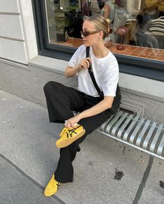 Onitsuka Tiger Women Outfit, Onitsuka Tiger Outfit, Yellow Shoes Outfit, Tiger Outfit, Onitsuka Tiger Women, Denim Skirt Outfit, Yellow Trainers, Scandi Fashion, Trainers Outfit