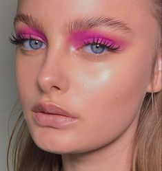 Pink Eyeshadow Looks, Coachella Makeup, How To Makeup, Neon Eyeshadow, Pink Eyeshadow Look, Cute Eyeshadow Looks, Learn Makeup, Eye Makeup Looks, Eyeshadow For Brown Eyes