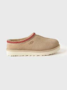 DESCRIPTION:A cozy suede slipper with a plush wool lining and durable outsole.FEATURES:Round ToeUGGbraid™ CollarSuede Upper17mm UGGplush™ 80% Upcycled Wool, 20% Lyocell Lining & InsoleFoam FootbedTreadlite by UGG™ Outsole Uggs Tasman Slippers, Ugg Beige, Uggs Tasman, Ugg Shoes Women, Tasman Slippers, Ugg Tasman Slippers, Beige Flats, Ugg Style, Shearling Slippers