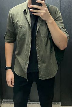 Men's Smart Casual Outfit Aesthetic, Outfit Camisa Hombre, Militias Outfit Men, Militarycore Outfits Men, Outfit Sobrecamisa Hombre, Green Bomberjack Outfit Men Aesthetic, Ripped Pants, Mens Smart Casual Outfits, Trendy Boy Outfits