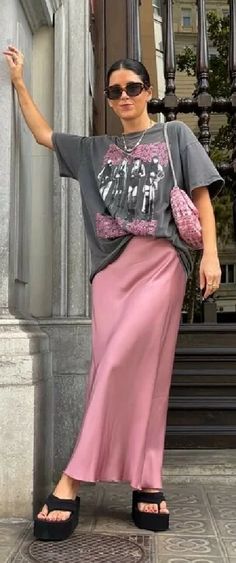 Satin Pink Skirt Outfit, Mode Ab 50, Satin Skirt Outfit, Stil Inspiration, Tshirt Outfits, Pink Outfits, Mode Outfits