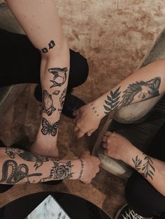 tattoos, blackwork, sticker sleeve, old school, traditional, tattoo, shark, butterfly, praying hands, flower No Apologies, Retro Tattoos, Hand Tattoos For Guys, Arm Tattoos, How To Apologize, Tattoo Designs Men, Minimalist Tattoo