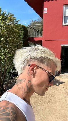 White Short Hair Men, Scarlett Hair, Blowout Taper, Mens Haircuts Thick Hair, Slick Hair, Mens Hairstyles Fade, Indoor Workout