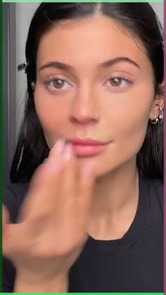 Best way to do makeup by kylie jenner. Kylie Jenner Vogue, Kylie Jenner Beauty, Kylie Jenner Eyebrows, Celebrity Makeup Tutorials, Kylie Jenner Makeup Look, Vogue Beauty Secrets, Kylie Jenner Makeup Tutorial, Kily Jenner, Vogue Makeup