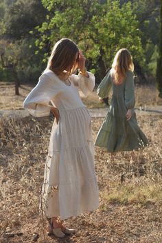 Style // The perfect oatmeal beige linen dress, the most beautiful cream dress for any occasion The Ava Dress is a tiered and flowy maxi dress that is both minimal and feminine in all the right ways. A square neck line and puffy long sleeves make it a perfect silhouette for a beautiful and elegant look. The elastic detailing on the back makes the Ava a versatile and comfortable dress to transition through every stage of womanhood, and yes you can wear it pregnant and postpartum too! Easily paire Cottagecore Maternity, Flowy Maternity Dress, Beige Linen Dress, Perfect Oatmeal, Puffy Long Sleeves, Boho Mama, Farm Dress, Maternity Outfits, Pictures Poses