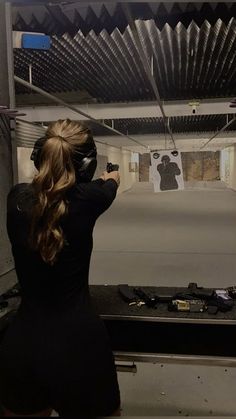 Photo Shoot Vision Board, Woman Shooting Range, Vision Board Photos Hobbies, Shooting Sport Aesthetic, Luxury Hobbies, Hobby Ideas Aesthetic, Vision Board Sport, Shooting Range Aesthetic, Old Woman Aesthetic