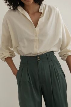 The Na Nin Townes Trouser is inspired by classic 90s style that can be worn with a variety of complimentary styles all year round. The Vintage Wash Modal Townes are durable with a fluid drape, and feature a relaxed waistline that can be worn high or low on the waist. The thoughtful details of these trousers include pockets, belt loops, cuffs, and double pleats. The Vintage Wash Modal is reminiscent of your favorite washed-silk vintage pieces but comes with a special freshness and longevity in we Women Nice Dinner Outfit, Boho Professional Outfits, Earthy Office Outfit, Trans Outfit, Office Clothes, Skandinavian Fashion, Earthy Outfits, Bridal Jumpsuit, Casual Chique