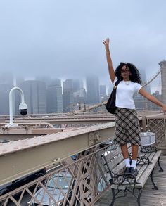 Rainy New York Outfit, New York Girl Outfits, New York Poses, New York Summer Fashion, Nyc Instagram Pictures, City Girl Outfits, Nyc Fashion Aesthetic, New York Outfits Spring, New York City Outfits Summer