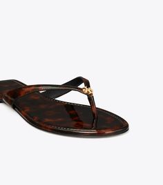 Fashion Sandals Flat, Thrifted Outfits, Tory Burch Sandals, Footwear Design Women, Designer Sandals, Handbag Shoes, Sandal Fashion, Product Name, New Handbags