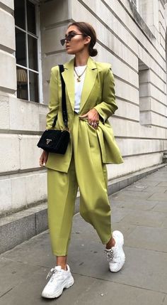 Rok Outfit, Casual Chic Outfits, Cooler Style, Walking Down The Street, Stylish Lifestyle, Fashion Goals, Green Suit, Looks Street Style, Mode Inspo