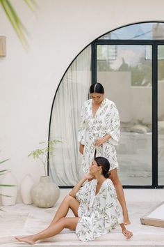 Description Our signature Short Kimono Robe is a flattering style loved by bridal parties. Features a tulip style hem and billowy sleeves. Relaxed / generous style fit Includes waist tie belt and internal tie for additional hold Pre-washed, 100% natural rayon, super soft feel Exclusive, hand-printed fabric design Comes with cotton drawstring bag and blank gift card Sizing Model is wearing a size S/M in the product photos, and is a standard Australian size 8, US size 4, approx 5'9 tall. Relaxed s Short Kimono Robe, Loose Tie, Billowy Sleeves, Hand Printed Fabric, Bridal Parties, Wedding Order, Cotton Drawstring Bags, Short Kimono, Olive Leaf