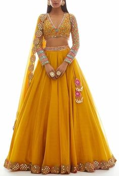 भारतीय दुल्हन संबंधी, Haldi Outfits, Haldi Outfit, Indian Outfits Lehenga, Yellow Lehenga, Wedding Lehenga Designs, Indian Gowns Dresses, Ghagra Choli, Party Kleidung