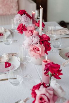 Wedding table with Pink candles and flowers Classy Wedding Appetizers, Pink Pillar Candles, Candle Pack, Pink Table Decorations, Valentine Dinner Party, Pink Table Settings, Asia Wedding, Pink Tablescape, 24 Birthday