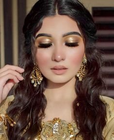 Indian Party Makeup Hairstyles, Bridal Mehndi Makeup Look, Indian Wedding Makeup Natural, Makeup For Haldi, Haldi Makeup Look For Bride Pakistani, Pakistani Eye Makeup, Eye Makeup For Haldi, Party Makeup Pakistani, Mehndi Makeup Look