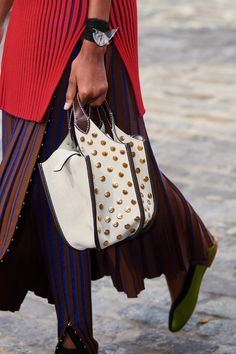 Tory Burch Spring 2022 Ready-to-Wear Collection | Vogue 2022 Fashion Show, Fashion Runway Show, Diy Bags Purses, Oversized Tote, Spring Summer 2022, 2022 Fashion, Unique Bags, Rachel Comey, Fabric Bags