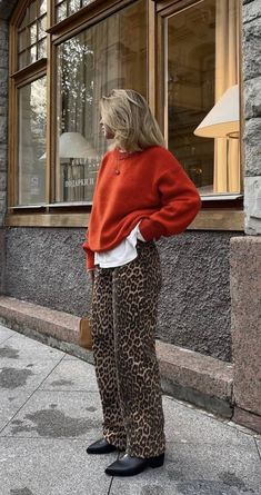 Leapord Jeans Outfits, Cheetah Jeans Outfit, Leopard Trousers Outfit, Leopard Print Trousers Outfit, Animal Print Pants Outfit, Leopard Jeans Outfit, Leopard Pants Outfit, Eclectic Clothing Style, Animal Print Jeans