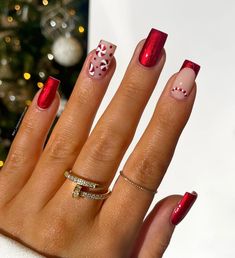 Red Holiday Nails 2024 - 2025: 27 Festive Ideas for a Bold Look - Fall Update 2024 Peppermint Nails, Christmas Manicure, Cute Christmas Nails, Nail Candy, Red Nail Designs