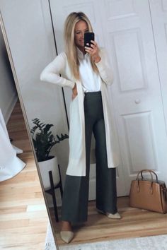 Aesthetic Dress Outfit, Palazzo Designs, Pants Outfit Work, Dress Pants Outfits, Style Wide Leg Pants, Dresses Casual Fall, Fall Dress Outfit, Office Outfits Women, Fashion Business Casual