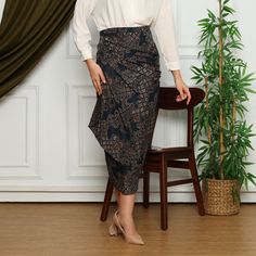 ENZY BATIK LILIT RUFFLER SUDIMORO SKIRT - NAVY - Skirt with long straps to tie or wrap around the waist - It can be used in a variety of styles - It can be used for leisure or casual events. - Can be combined with kebaya, crop top, T-shirt, shirt or blouse - suitable for kebaya subordinates. - Cotton material, light and not stretch Size: 145cm x 95cm enzy_batik Bohemian Long Sarong With Batik Print, Rok Lilit, Batik Skirt, Model Gamis, Skirt Wrap, Pattern Skirt, Batik Pattern, Navy Skirt, Top T Shirt