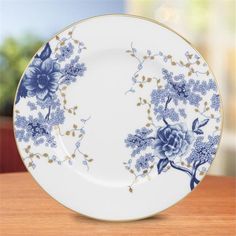 Alushfloralmotiftrailsofftheedgesofthissaladplate,makinguswanttoseemore.Thetoilestyledesignisinasinglecolorrichshadesofbluewithgoldaccentsonthetinyleaves.FeaturesCraftedofLenoxfinebonechinaaccentedwith24karatgold.Dishwashersafe.Diameter8in.PatternGardenGrove. Lenox Moonspun China Salad Plates, Lenox Fine China, Gold Dishwasher, Garden Grove, 24 Karat Gold, Plate Crafts, Salad Plate, Fine Bone China, Salad Plates