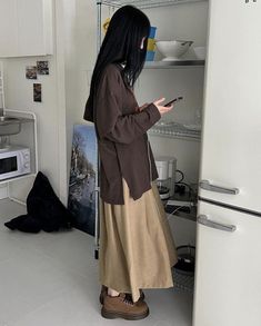 Minh Ri Edgy Modest Outfits, Skirt Outfit Hijab, Earth Toned Outfits, Beige Skirt Outfit, Taiwan Fashion, Modesty Outfits, Uni Outfits