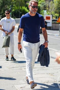 Bald Men Style, Men Moda, Mens Fashion Summer, White Pants, Mens Street Style