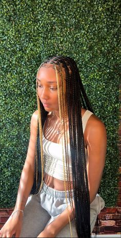 Smeduim Knotless Box Braids, Knotless Box Braids Blonde And Black, Smedium Knotless Peekaboo Braids, Creative Knotless Braids, Black And Blonde Knotless Braids With Curls, Knotless With Blonde, Blond And Black Knotless Braids, Knotless Single Braids, Blonde Knotless Box Braids With Curls