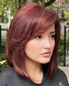 Hairstyles With Feathered Bangs, Cute Hair Colors For Short Hair, Corte Bob Corto Cara Redonda, Long Layered Bob Hairstyles, Corte Long Bob, Hair Color Mahogany, Mahogany Hair, Long Layered Bob, Tan Skin Blonde Hair