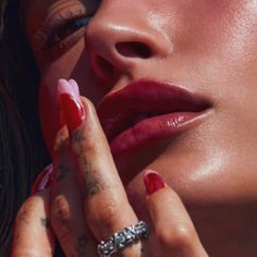 Perfect! Hailey Bieber for the limited edition Peptide Lip Treatment, Strawberry flavor. 🍓 Hailey Bieber Strawberry Nails, Hailey Bieber Strawberry, Hailey Bieber Strawberry Glaze Nails, Hailey Bieber Strawberry Glaze, Rhode Lip Aesthetic, Rhode By Hailey Bieber, Hailey Bieber Rhode Skin, Celebrity Skin Care, Strawberry Glaze