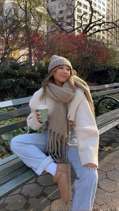 City Snow Outfits, Headwarmer Outfit, Winter Chicago Outfit, Outfits For Freezing Weather, Budapest Outfit Winter, Montreal Fits, New York March Outfits, Winter Nyc Outfits, Winter In Chicago