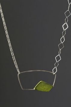 I like the two different kinds of chains used here. -Tia Kramer makes beautiful geometric necklaces. Fine Silver Jewelry, Silver Jewelry Design, Paper Jewelry, Geometric Necklace, Jewelry Outfit, Artistic Jewelry, Jewellery Making