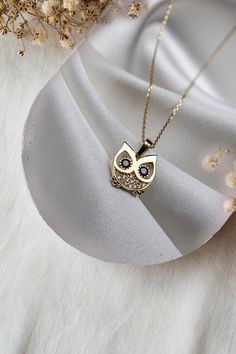 ABOUT PRODUCT 14K Gold Owl with Diamond Necklace, Diamond Night Owl Pendant Necklace, Dainty Gold Owl Necklace, Diamond Necklace, Gift for Her This 14K gold owl necklace is beautifully designed and hand crafted with our associates to make this a special gift for your loved ones. Knowing the value of our customers. We prepare each piece with extra care and attention. ITEM DETAILS Material: 14K Gold Approx: 2,10 gr Only Pendant: 1,20 gr Available colors: Gold, Rose Gold, White Gold Available Sizes Diamond Necklace Gift, Gold Owl, Owl Pendant Necklace, Gold Animals, Zierlicher Ring, Stacked Necklaces, Solid Gold Necklace, Owl Necklace, Necklace Diamond