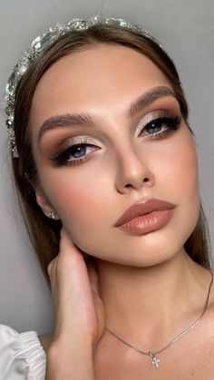 Mulher com maquiagem esfumada Wedding Eyes, Wedding Eye Makeup, Glam Wedding Makeup, Bridal Makeup Natural, Wedding Day Makeup