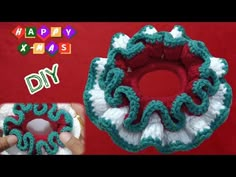 YouTube Diy Crochet Christmas, Crotchet Hat, Crochet Head Bands, Crochet Pony, Crochet Flowers Easy, Flowers Easy, Cd Crafts