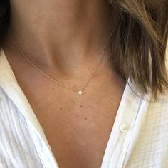 PETITE DIAMOND DISC NECKLACE Minimalistic Necklace Gold, Small Dimond Neckless, Small Dainty Necklace, Dainty Gold Necklaces, Minimal Diamond Necklace, Small Necklace Simple, One Diamond Necklace, Dainty Necklace Diamond, Grad Necklace