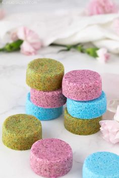 DIY Shower Steamers (12 Best Recipes + How to Make Them) Shower Steamers Diy, Diy Scrubs, Shower Fizzies, Shower Tablets, Spa Recipes, Shower Aromatherapy, Easy Soap Recipes, Bath Fizz, Bath Melts