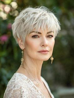 Pixie Hairstyles For Older Women, Grey Hair Looks, Chic Haircut, Hairstyles For Older Women, Pixie Bob Haircut, Bob Braids, Pixie Styles, Pinterest Ideas, Texturizer On Natural Hair