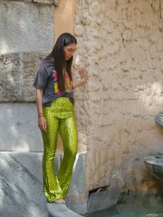 Pantalon en sequin vert pomme à la coupe patte d’eph Taille haute et élastique Le pantalon est doublé 100% polyester Stephanie mesure 1m56 et porte la taille 1 Glitter Pants, Pull Sweat, Podcast, Sequin, Glitter, Pants, Trousers