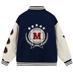 This classic vintage college-style baseball jacket is the perfect combination of style and comfort. Made with high-quality polyester material and plush lettering, this varsity jacket is perfect for anyone who loves the vintage look of varsity jackets. Its classic baseball jacket design, combined with playful and unique embroidered details, makes it the perfect choice for those who want a stylish and comfortable jacket. Original street-style baseball jacket, with a college-style emblem embroidere Varsity Jacket Design Ideas, Varsity Jacket Back Design, Highschool Jacket, Baseball Jacket Design, Embroided Jacket, Varsity Aesthetic, Senior Era, Blue Varsity Jacket, Varsity Jacket Design