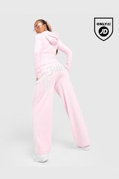 Exklusiv Bei Jd. Betreten Sie Ihre Bling-Ära Mit Diesen Diamante Angel Velour Track Pants Für Damen Von Juicy Couture. Diese Jogginghose Mit Weitem Bein In Pink Hat Einen Mittelhohen Bund Mit Kordelzug, Um Sie An Ort Und Stelle Zu Halten. Sie Besteht Aus Glattem Und Dehnbarem Veloursstoff Für Ein Weiches Tragegefühl Und Einen Nullerjahre-Look. Abgerundet Mit Gesäßtaschen, Juicy-Branding Am Oberschenkel Und Charakteristischem Diamante-Wings-Branding Auf Der Rückseite. Maschinenwaschbar. | Unser Model Ist 1,73 M Groß Und Trägt Größe S. Pink Juicy Couture Track Suit, Victoria Secret Pink Yoga Pants, Wide Leg Joggers, Pink Joggers, Pink Sweatpants, Pink Yoga Pants