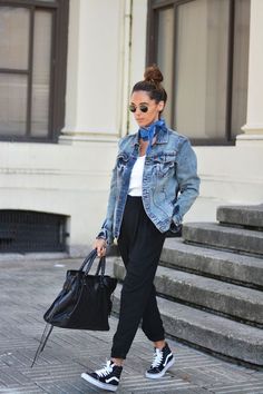 . How To Wear Vans, Mode Tips, Scarf Trends, Vans Outfit, Street Style 2017, Looks Street Style, Outfit Trends, Mode Inspo, Sporty Outfits