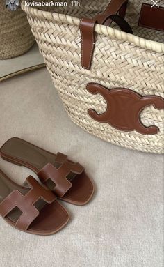 Vacation Aesthetic Outfit, Hermes Oran Sandals Outfit, Woman Goals, Beach Vacation Aesthetic, Aesthetics Beach, Sandals Aesthetic, Hermes Slippers, Dubai Summer, Aesthetic Traveling