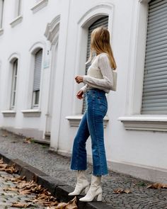 Flair Jeans With Boots, Flared Jeans With Boots, Cropped Flare Jeans Outfit Winter, Flare Jeans With Boots, Flare Crop Jeans Outfit, Kick Flare Jeans Outfit, Flare Jeans Outfit Winter, Pants Types, Flair Jeans Outfit